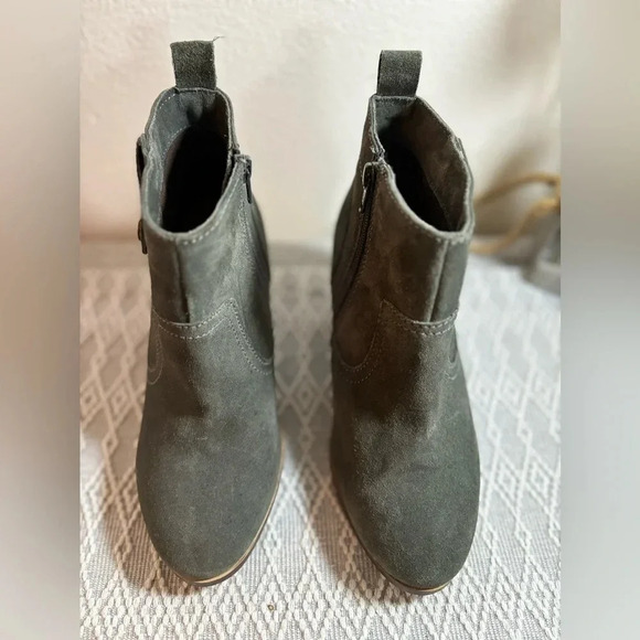 Diba Sophia Green Suede Ankle Boots. Size 7.5, 2 1/2” heel. Side Zipper. - Picture 2 of 9